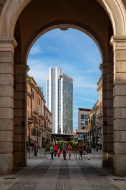 Milan, İtalya - 25 Ağustos 2013: İtalya 'nın Milano kentindeki Porta Nuova' da modern gökdelen. Porta Nuova 'nın yeni bölgesi..