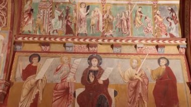 Caporciano (AQ), İtalya - 8 Mart 2025: San Pellegrino Oratory of San Pellegrino 'nun ogival varil kasası ile tek nav iç mimarisi, 1263 yılında Bominaco köyünde inşa edildi. Duvarlar, dini temalı duvar fresklerinin olağanüstü bir döngüsüyle kaplı..