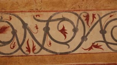 Caporciano (AQ), İtalya - 8 Mart 2025: San Pellegrino Oratory of San Pellegrino 'nun ogival varil kasası ile tek nav iç mimarisi, 1263 yılında Bominaco köyünde inşa edildi. Duvarlar, dini temalı duvar fresklerinin olağanüstü bir döngüsüyle kaplı..