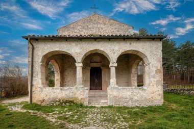 Bominaco (AQ), İtalya - 8 Mart 2025: San Pellegrino Oratory 'nin girişi 1263 yılında Caporciano, İtalya' nın L 'Aquila iline bağlı Bominaco köyünde inşa edilmiştir..