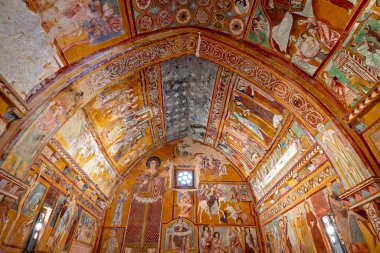 Bominaco (AQ), İtalya - 8 Mart 2025: San Pellegrino Oratory of San Pellegrino 'nun ogival varil kasası ile tek nav iç mimarisi, 1263 yılında Bominaco köyünde inşa edildi. Duvarlar, dini temalı duvar fresklerinin olağanüstü bir döngüsüyle kaplı..