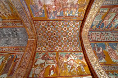 Bominaco (AQ), İtalya - 8 Mart 2025: San Pellegrino Oratory of San Pellegrino 'nun ogival varil kasası ile tek nav iç mimarisi, 1263 yılında Bominaco köyünde inşa edildi. Duvarlar, dini temalı duvar fresklerinin olağanüstü bir döngüsüyle kaplı..