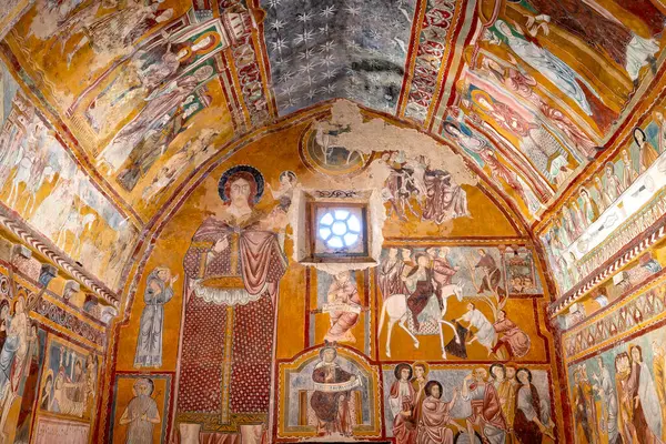 Bominaco (AQ), İtalya - 8 Mart 2025: San Pellegrino Oratory of San Pellegrino 'nun ogival varil kasası ile tek nav iç mimarisi, 1263 yılında Bominaco köyünde inşa edildi. Duvarlar, dini temalı duvar fresklerinin olağanüstü bir döngüsüyle kaplı..