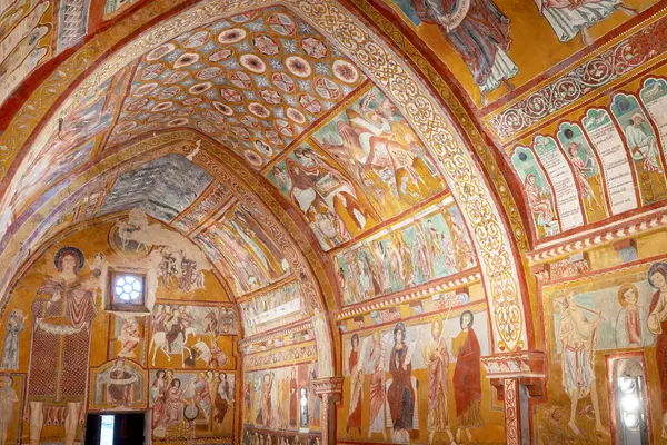 Bominaco (AQ), İtalya - 8 Mart 2025: San Pellegrino Oratory of San Pellegrino 'nun ogival varil kasası ile tek nav iç mimarisi, 1263 yılında Bominaco köyünde inşa edildi. Duvarlar, dini temalı duvar fresklerinin olağanüstü bir döngüsüyle kaplı..