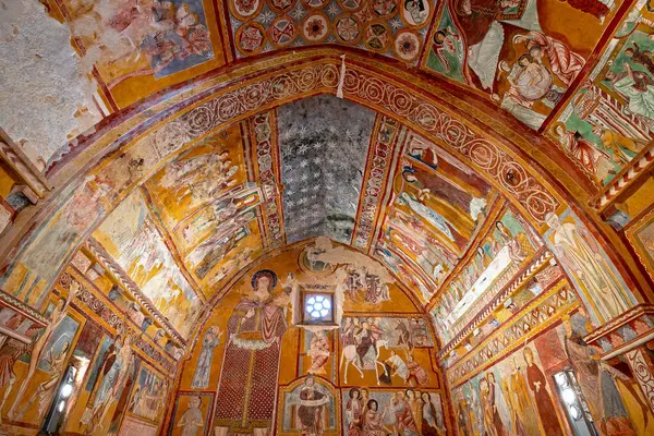 Bominaco (AQ), İtalya - 8 Mart 2025: San Pellegrino Oratory of San Pellegrino 'nun ogival varil kasası ile tek nav iç mimarisi, 1263 yılında Bominaco köyünde inşa edildi. Duvarlar, dini temalı duvar fresklerinin olağanüstü bir döngüsüyle kaplı..