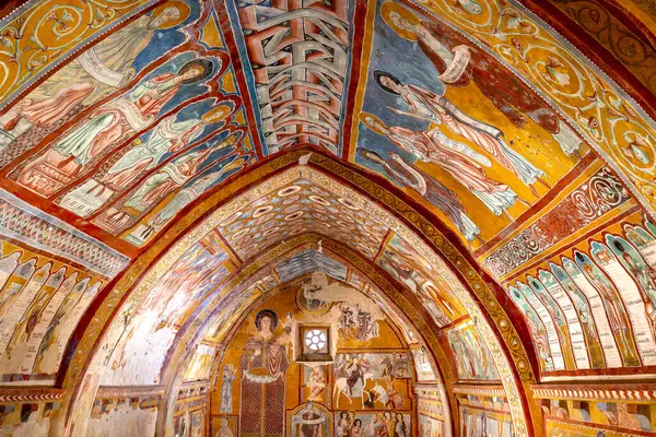 Bominaco (AQ), İtalya - 8 Mart 2025: San Pellegrino Oratory of San Pellegrino 'nun ogival varil kasası ile tek nav iç mimarisi, 1263 yılında Bominaco köyünde inşa edildi. Duvarlar, dini temalı duvar fresklerinin olağanüstü bir döngüsüyle kaplı..