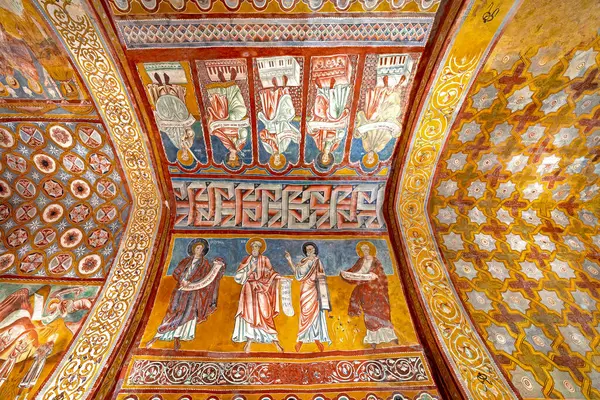 Bominaco (AQ), İtalya - 8 Mart 2025: San Pellegrino Oratory of San Pellegrino 'nun ogival varil kasası ile tek nav iç mimarisi, 1263 yılında Bominaco köyünde inşa edildi. Duvarlar, dini temalı duvar fresklerinin olağanüstü bir döngüsüyle kaplı..