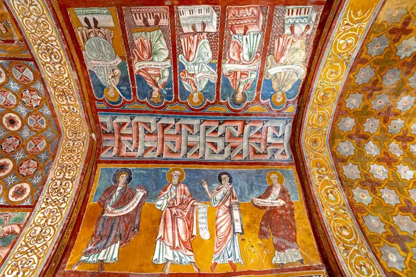 Bominaco (AQ), İtalya - 8 Mart 2025: San Pellegrino Oratory of San Pellegrino 'nun ogival varil kasası ile tek nav iç mimarisi, 1263 yılında Bominaco köyünde inşa edildi. Duvarlar, dini temalı duvar fresklerinin olağanüstü bir döngüsüyle kaplı..