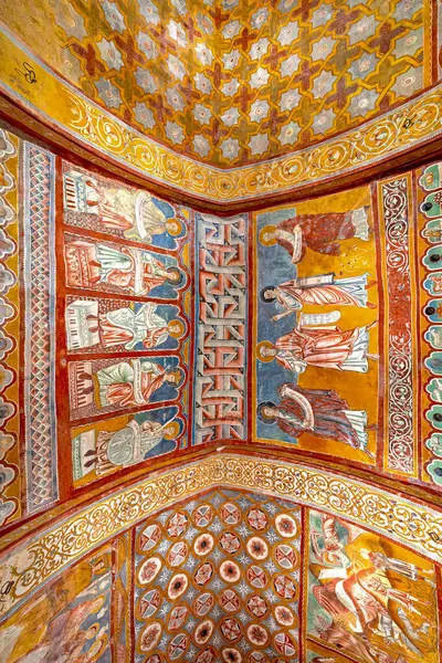 Bominaco (AQ), İtalya - 8 Mart 2025: San Pellegrino Oratory of San Pellegrino 'nun ogival varil kasası ile tek nav iç mimarisi, 1263 yılında Bominaco köyünde inşa edildi. Duvarlar, dini temalı duvar fresklerinin olağanüstü bir döngüsüyle kaplı..