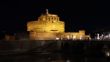 Roma, İtalya - 31 Mart 2025: Tiber Nehri 'nin sağ kıyısındaki Hadrian Anıtı olarak da bilinen Castel Sant' Angelo 'nun Gece Görüşü.