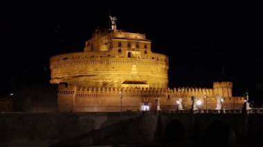 Roma, İtalya - 31 Mart 2025: Tiber Nehri 'nin sağ kıyısındaki Hadrian Anıtı olarak da bilinen Castel Sant' Angelo 'nun Gece Görüşü.