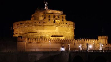 Roma, İtalya - 31 Mart 2025: Tiber Nehri 'nin sağ kıyısındaki Hadrian Anıtı olarak da bilinen Castel Sant' Angelo 'nun Gece Görüşü.