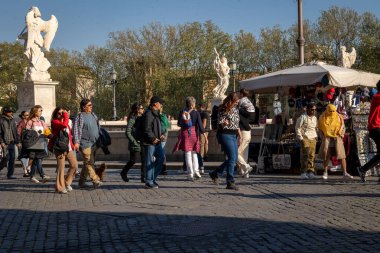 Roma, İtalya - 6 Nisan 2025: Lungotevere Castello İtalyan başkentinin tarihi merkezini ziyaret eden turistlerle doluydu. Roma şehrinde çok ırklı insanlar yürüyor.