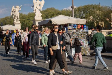 Roma, İtalya - 6 Nisan 2025: Lungotevere Castello İtalyan başkentinin tarihi merkezini ziyaret eden turistlerle doluydu. Roma şehrinde çok ırklı insanlar yürüyor.