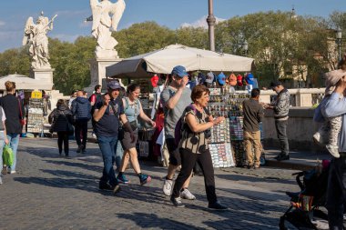 Roma, İtalya - 6 Nisan 2025: Lungotevere Castello İtalyan başkentinin tarihi merkezini ziyaret eden turistlerle doluydu. Roma şehrinde çok ırklı insanlar yürüyor.