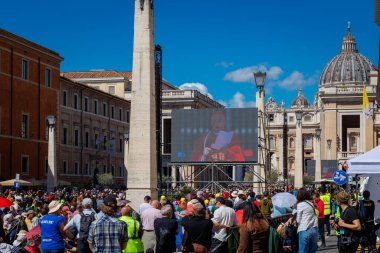 Roma, İtalya - 26 Nisan 2025: Aziz Petrus Meydanı ve Via della Conciliazione Papa Francis 'in ölümü için düzenlenen cenaze töreninde Papa' ya son bir veda için inançlılarla dolup taştı..