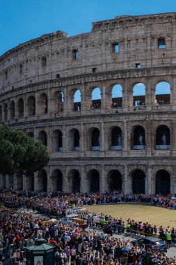 Roma, İtalya - 26 Nisan 2025: Papa Francis 'in tabutuyla geçit törenindeki araba kuyruğu Via dei Fori Imperiali' yi sadık ve vatandaşlarla dolu olarak geçer..