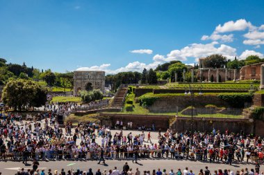 Roma, İtalya - 26 Nisan 2025 Via dei Fori Imperiali Papa Francis 'in cesediyle cenaze alayının geçişini bekleyen inançlı ve vatandaşlarla doludur..