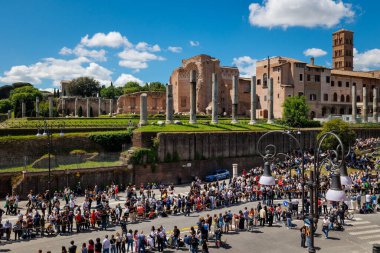 Roma, İtalya - 26 Nisan 2025 Via dei Fori Imperiali Papa Francis 'in cesediyle cenaze alayının geçişini bekleyen inançlı ve vatandaşlarla doludur..