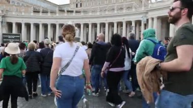 Roma, İtalya - 25 Nisan 2025: Sadık ve hacılar, Aziz Peter Bazilikası 'na girmek için sıraya girdiler, bu gün Papa Francis' in cenazesine defnedilmeden önce hürmetlerini sunmak mümkün..