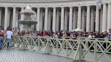 Roma, İtalya - 25 Nisan 2025: Sadık ve hacılar, Aziz Peter Bazilikası 'na girmek için sıraya girdiler, bu gün Papa Francis' in cenazesine defnedilmeden önce hürmetlerini sunmak mümkün..