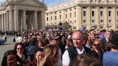 Roma, İtalya - 25 Nisan 2025: Sadık ve hacılar, Aziz Peter Bazilikası 'na girmek için sıraya girdiler, bu gün Papa Francis' in cenazesine defnedilmeden önce hürmetlerini sunmak mümkün..