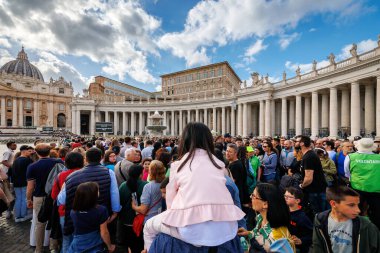 Vatikan Şehri, Vatikan - 25 Nisan 2025: Aziz Peter Bazilikası 'na girmek için inançlı bir sıra, Papa Francis' in defin töreninden önce mezarına saygı gösterilmesinin mümkün olduğu son gün..