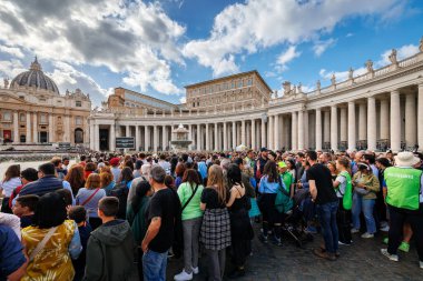 Vatikan Şehri, Vatikan - 25 Nisan 2025: Aziz Peter Bazilikası 'na girmek için inançlı bir sıra, Papa Francis' in defin töreninden önce mezarına saygı gösterilmesinin mümkün olduğu son gün..