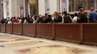 Vatikan Şehri, Vatikan - 25 Nisan 2025: Aziz Petrus Bazilikası 'nın merkezindeki tabutta sergilenen Papa Francis' in cenazesine son saygılarını sunmak için sadık kuyruk.