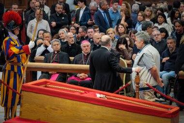 Vatikan Şehri, Vatikan - 25 Nisan 2025: Papa Francis 'in cesedinin bulunduğu tabut, inananların son saygılarını sunmak için Aziz Peter Bazilikası' nda sergilendi..