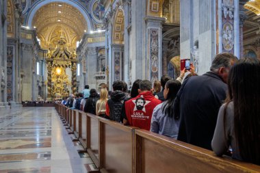 Vatikan Şehri, Vatikan - 25 Nisan 2025: Aziz Petrus Bazilikası 'nın merkezindeki tabutta sergilenen Papa Francis' in cenazesine son saygılarını sunmak için sadık kuyruk.