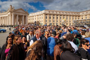 Vatikan Şehri, Vatikan - 25 Nisan 2025: Aziz Peter Bazilikası 'na girmek için inançlı bir sıra, Papa Francis' in defin töreninden önce mezarına saygı gösterilmesinin mümkün olduğu son gün..