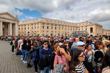 Vatikan Şehri, Vatikan - 25 Nisan 2025: Aziz Peter Bazilikası 'na girmek için inançlı bir sıra, Papa Francis' in defin töreninden önce mezarına saygı gösterilmesinin mümkün olduğu son gün..