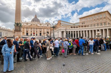 Vatikan Şehri, Vatikan - 25 Nisan 2025: Aziz Peter Bazilikası 'na girmek için inançlı bir sıra, Papa Francis' in defin töreninden önce mezarına saygı gösterilmesinin mümkün olduğu son gün..