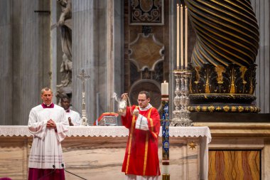 Vatikan Şehri - 30 Nisan 2025: Vatikan 'daki Aziz Peter Bazilikası' nda Kardinal Leonardo Sandri başkanlığındaki Papalık Şapeli 'nde ayin.