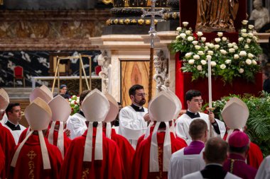 Vatikan Şehri - 30 Nisan 2025: Vatikan 'daki Aziz Peter Bazilikası' nda Kardinal Leonardo Sandri başkanlığındaki Papalık Şapeli 'nde ayin.