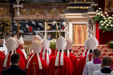 Vatikan Şehri - 30 Nisan 2025: Vatikan 'daki Aziz Peter Bazilikası' nda Kardinal Leonardo Sandri başkanlığındaki Papalık Şapeli 'nde ayin.