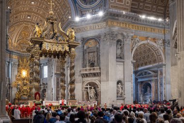 Vatikan Şehri - 30 Nisan 2025: Vatikan 'daki Aziz Peter Bazilikası' nda Kardinal Leonardo Sandri başkanlığındaki Papalık Şapeli 'nde ayin.