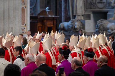 Vatikan Şehri - 30 Nisan 2025: Vatikan 'daki Aziz Peter Bazilikası' nda Kardinal Leonardo Sandri başkanlığındaki Papalık Şapeli 'nde ayin.