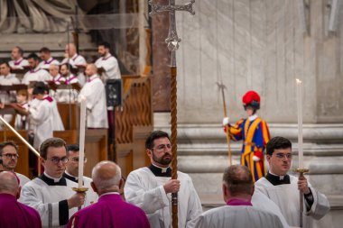 Vatikan Şehri - 30 Nisan 2025: Vatikan 'daki Aziz Peter Bazilikası' nda Kardinal Leonardo Sandri başkanlığındaki Papalık Şapeli 'nde ayin.