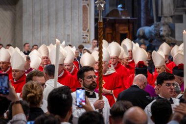 Vatikan Şehri - 30 Nisan 2025: Vatikan 'daki Aziz Peter Bazilikası' nda Kardinal Leonardo Sandri başkanlığındaki Papalık Şapeli 'nde ayin.