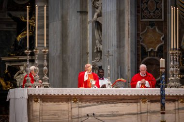 Vatikan Şehri - 30 Nisan 2025: Vatikan 'daki Aziz Peter Bazilikası' nda Kardinal Leonardo Sandri başkanlığındaki Papalık Şapeli 'nde ayin.