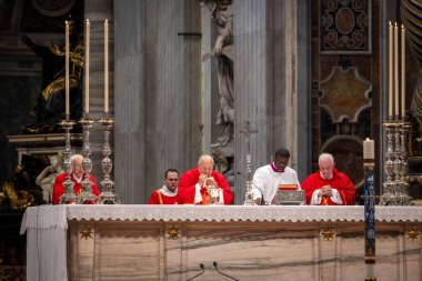 Vatikan Şehri - 30 Nisan 2025: Vatikan 'daki Aziz Peter Bazilikası' nda Kardinal Leonardo Sandri başkanlığındaki Papalık Şapeli 'nde ayin.