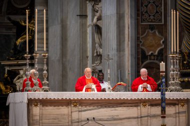 Vatikan Şehri - 30 Nisan 2025: Vatikan 'daki Aziz Peter Bazilikası' nda Kardinal Leonardo Sandri başkanlığındaki Papalık Şapeli 'nde ayin.