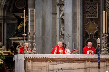 Vatikan Şehri - 30 Nisan 2025: Vatikan 'daki Aziz Peter Bazilikası' nda Kardinal Leonardo Sandri başkanlığındaki Papalık Şapeli 'nde ayin.