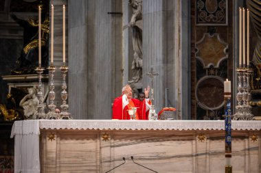 Vatikan Şehri - 30 Nisan 2025: Vatikan 'daki Aziz Peter Bazilikası' nda Kardinal Leonardo Sandri başkanlığındaki Papalık Şapeli 'nde ayin.