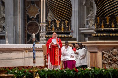 Vatikan Şehri - 30 Nisan 2025: Vatikan 'daki Aziz Peter Bazilikası' nda Kardinal Leonardo Sandri başkanlığındaki Papalık Şapeli 'nde ayin.