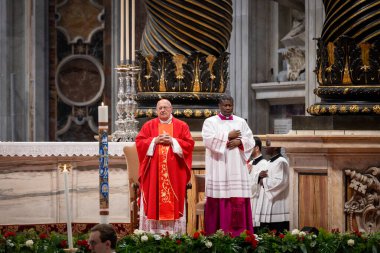 Vatikan Şehri - 30 Nisan 2025: Vatikan 'daki Aziz Peter Bazilikası' nda Kardinal Leonardo Sandri başkanlığındaki Papalık Şapeli 'nde ayin.