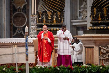 Vatikan Şehri - 30 Nisan 2025: Vatikan 'daki Aziz Peter Bazilikası' nda Kardinal Leonardo Sandri başkanlığındaki Papalık Şapeli 'nde ayin.