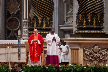 Vatikan Şehri - 30 Nisan 2025: Vatikan 'daki Aziz Peter Bazilikası' nda Kardinal Leonardo Sandri başkanlığındaki Papalık Şapeli 'nde ayin.